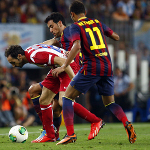Temporada 2013/2014 FC Barcelona - Atlético de Madrid Juanfran haciéndose con el balón entre Busquets y Neymar