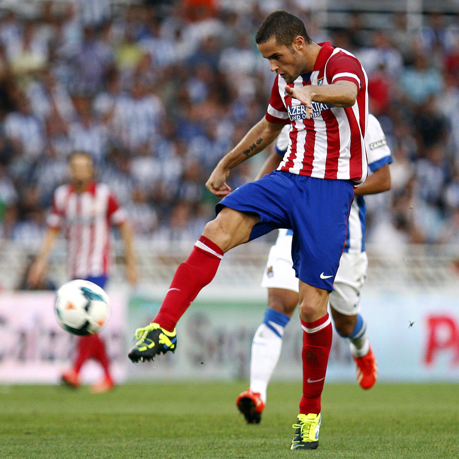 Temporada 2013/2014 Real Sociedad - Atlético de Madrid Mario Suárez chutando el balón