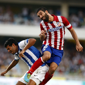 Temporada 2013/2014 Real Sociedad - Atlético de Madrid Arda Turan rematando de cabeza