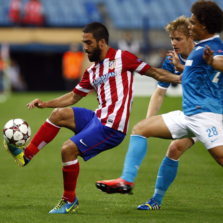 Temporada 2013/2014 Atlético de Madrid - Zenit Arda Turan controlando el balón