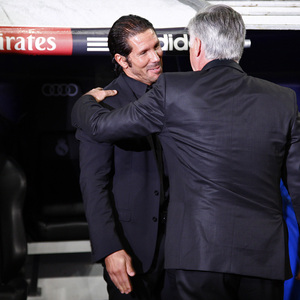 Temporada 2013/2014 Real Madrid - Atlético de Madrid Simeone y Ancelotti saludándose