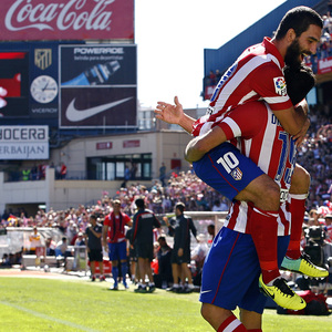 Temporada 13/14. Partido Atlético de Madrid-Celta. Vicente Calderón. Arda celebrando un gol con Costa