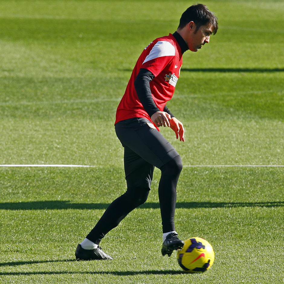 Temporada 13/14. Entrenamiento. Equipo entrenando en el estadio Vicente Calderón. Villa con el balón
