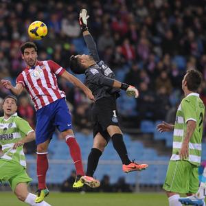 Temporada 2013/2014. Atlético de Madrid - Getafe. Remate de cabeza de Raúl García