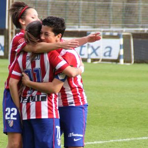 Temporada 2013-2014. Las jugadoras abrazan a Pisco tras su centro que acabó en gol