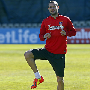 temporada 13/14. Entrenamiento en la Ciudad deportiva de Majadahonda. Mario estirando