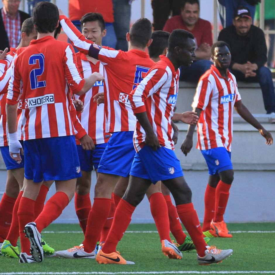 Los jugadores del Atlético C celebran el segundo gol conseguido ante el Carabanchel, obra de Kofi