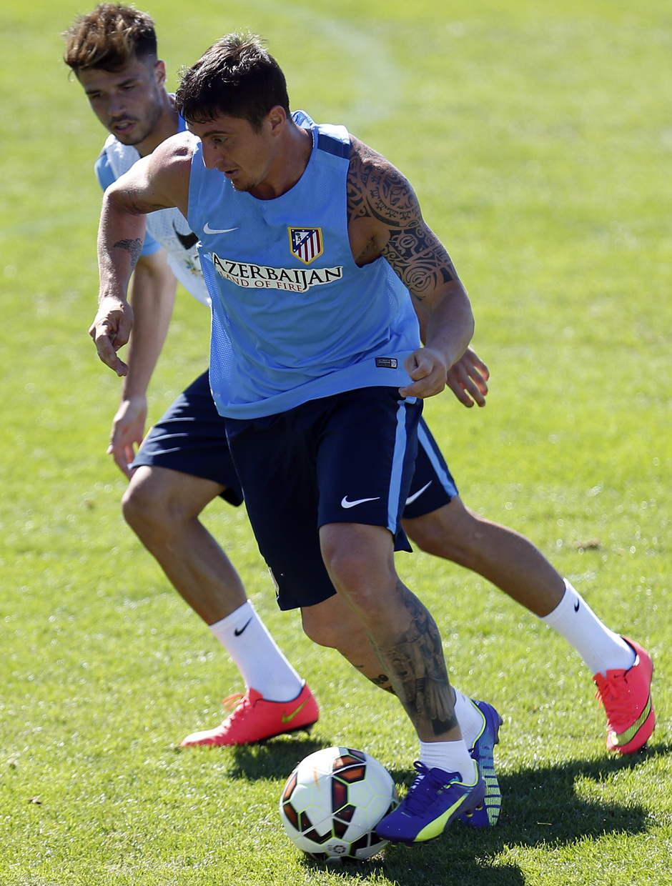 temporada 14/15 . Entrenamiento en la Ciudad deportiva de Majadahonda. Cristián Rodríguez llevándose el balón