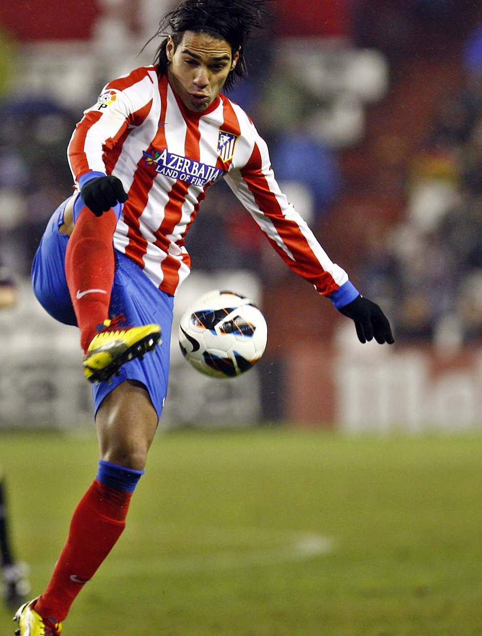 Temporada 2012-13. Falcao controla el balón en un lance del encuentro ante el Real Valladolid en Zorrilla