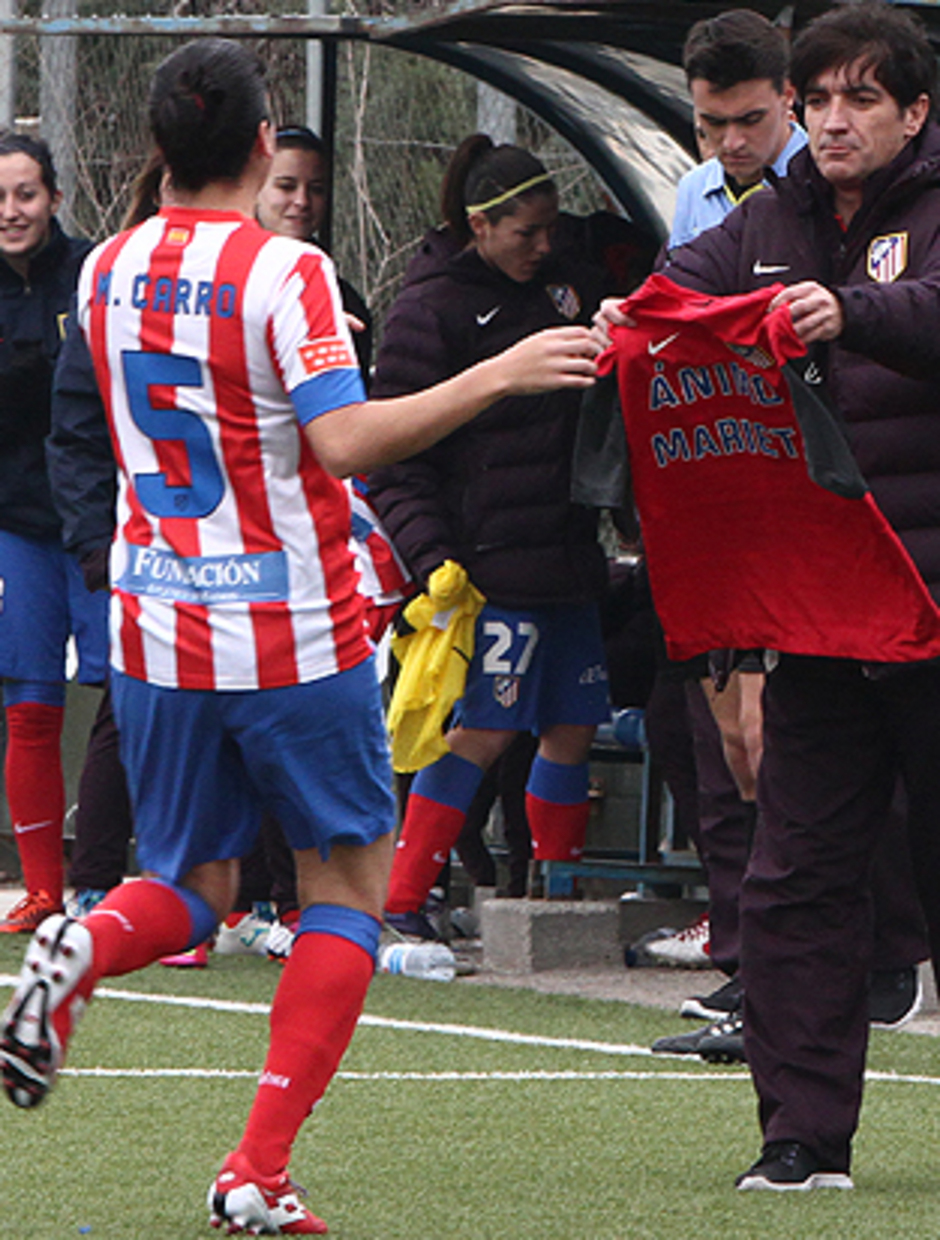 Temporada 2012-2013. Marta Carro muestra la camiseta de apoyo a Marieta