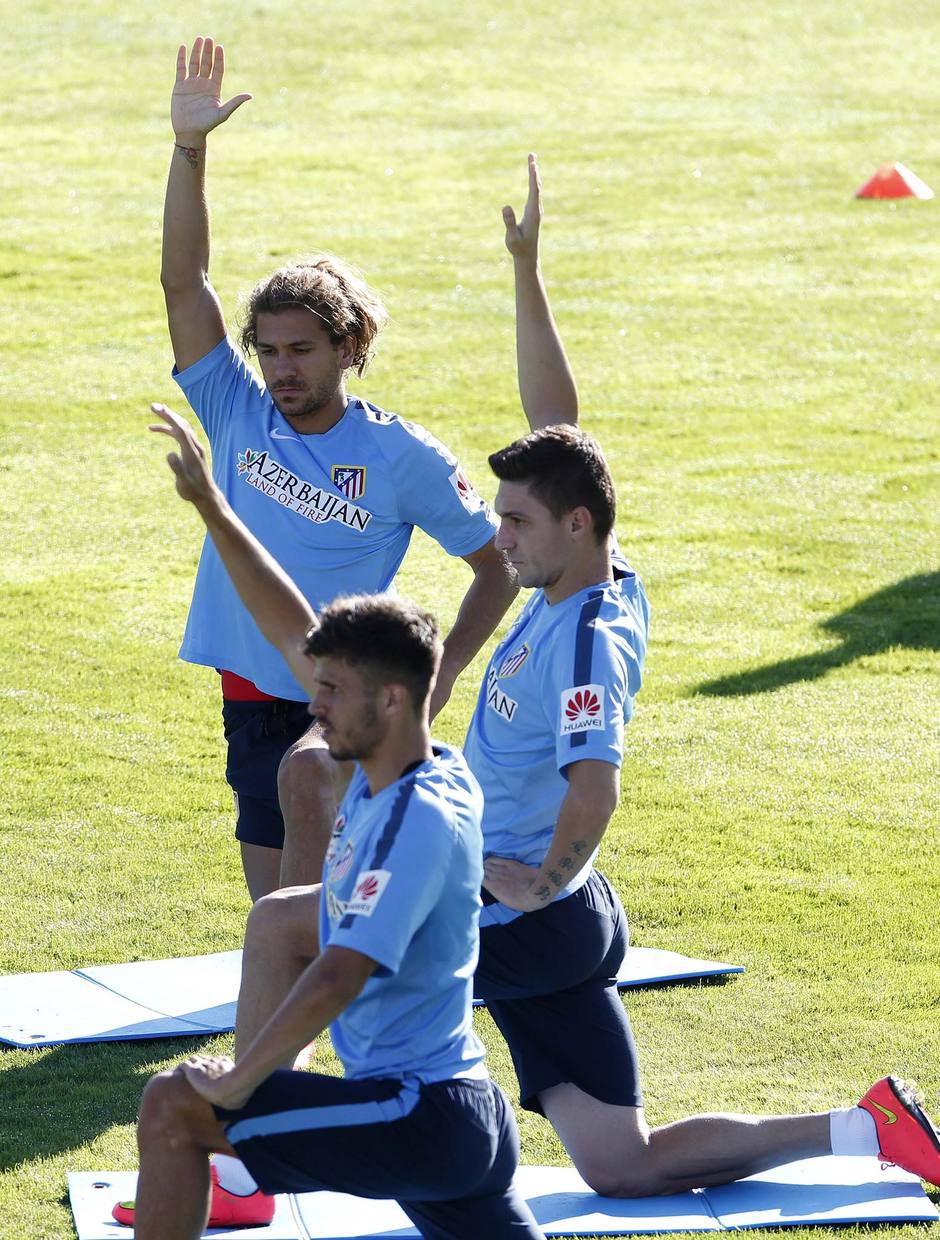 Cerci, Siqueira y Héctor, durante el trabajo físico en el inicio del entrenamiento