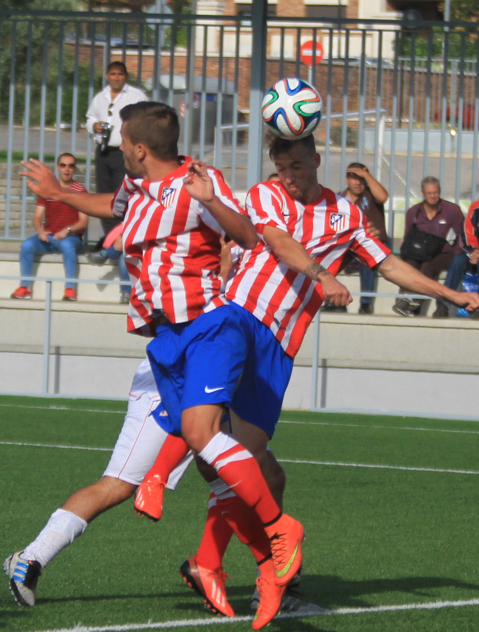Roberto Núñez cabecea un balón durante el partido ante el Torrejón