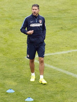 Temporada 14/15. Entrenamiento 28/09. Simeone observa a sus jugadores. Foto: Ángel Gutiérrez