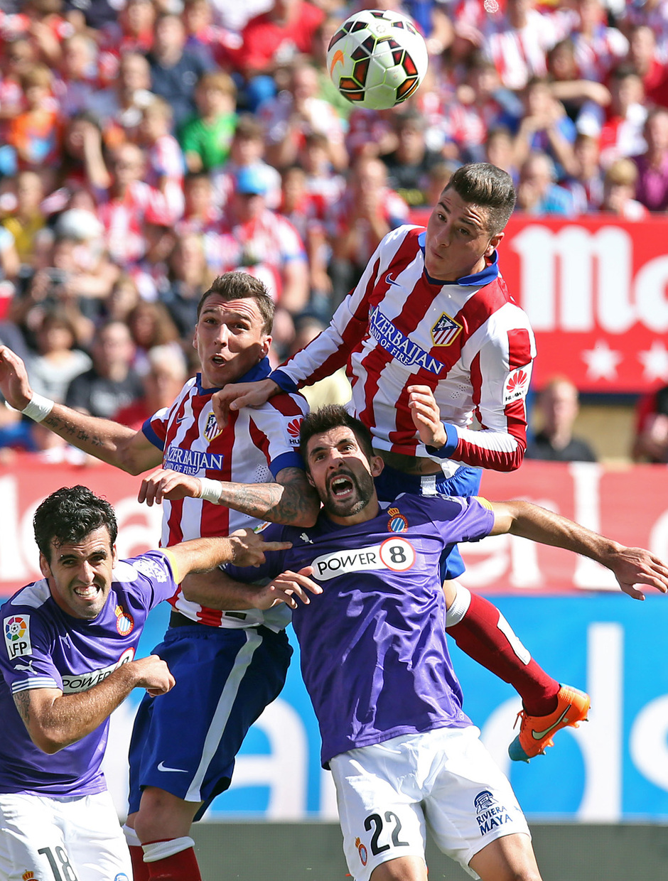 Temporada 14-15. Jornada 8. Atlético de Madrid-Espanyol. Giménez, dando la asistencia a Mario en el segundo gol.