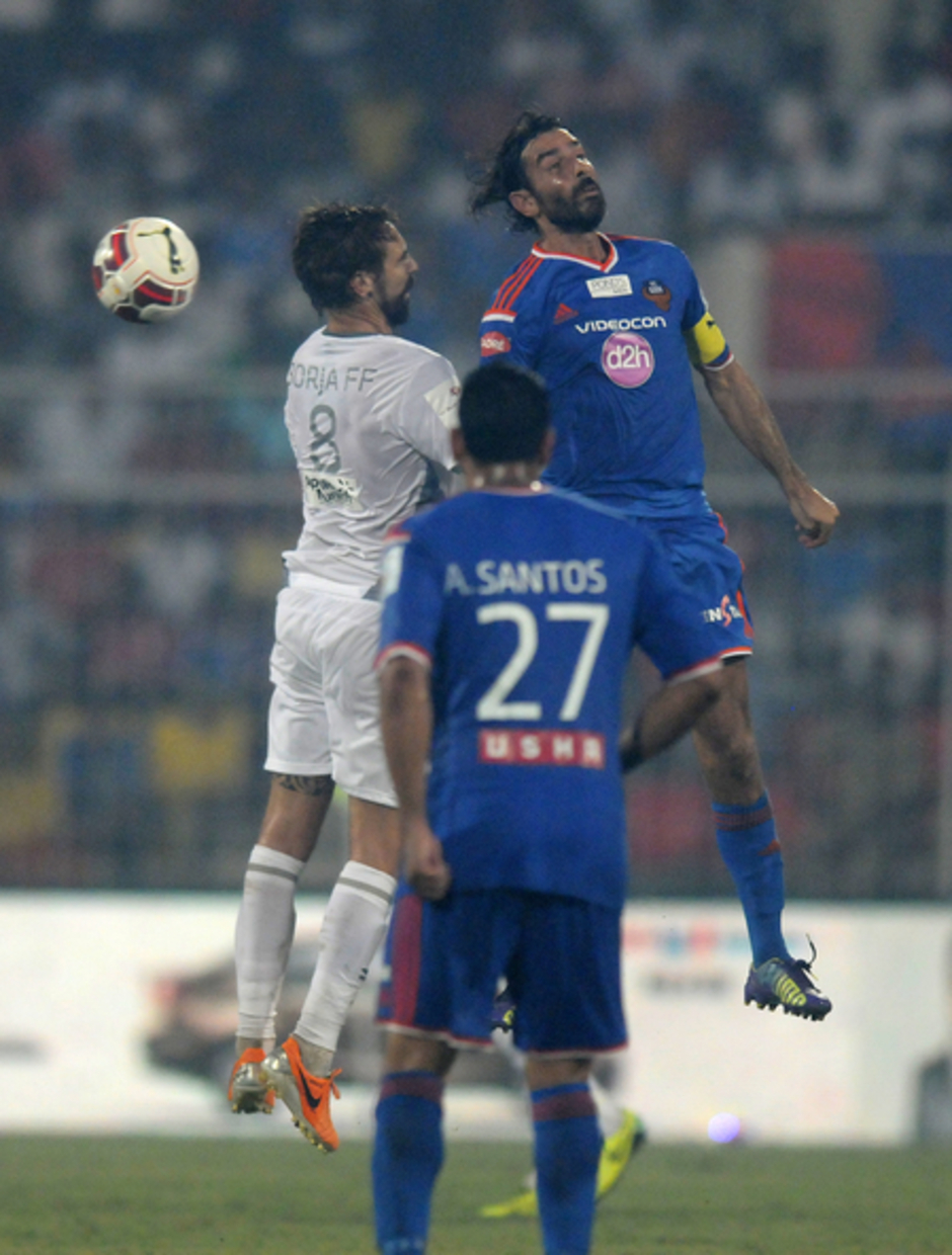 Borja Fernández, del Atlético de Kolkata, lucha por un balón aéreo con Pires, del FC Goa