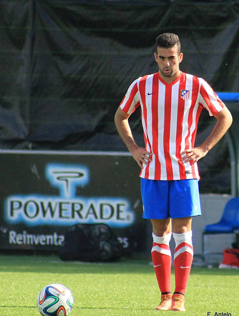 Sáinz se dispone a lanzar la falta que supuso el 3-1 del Atlético C frente al Puerta Bonita