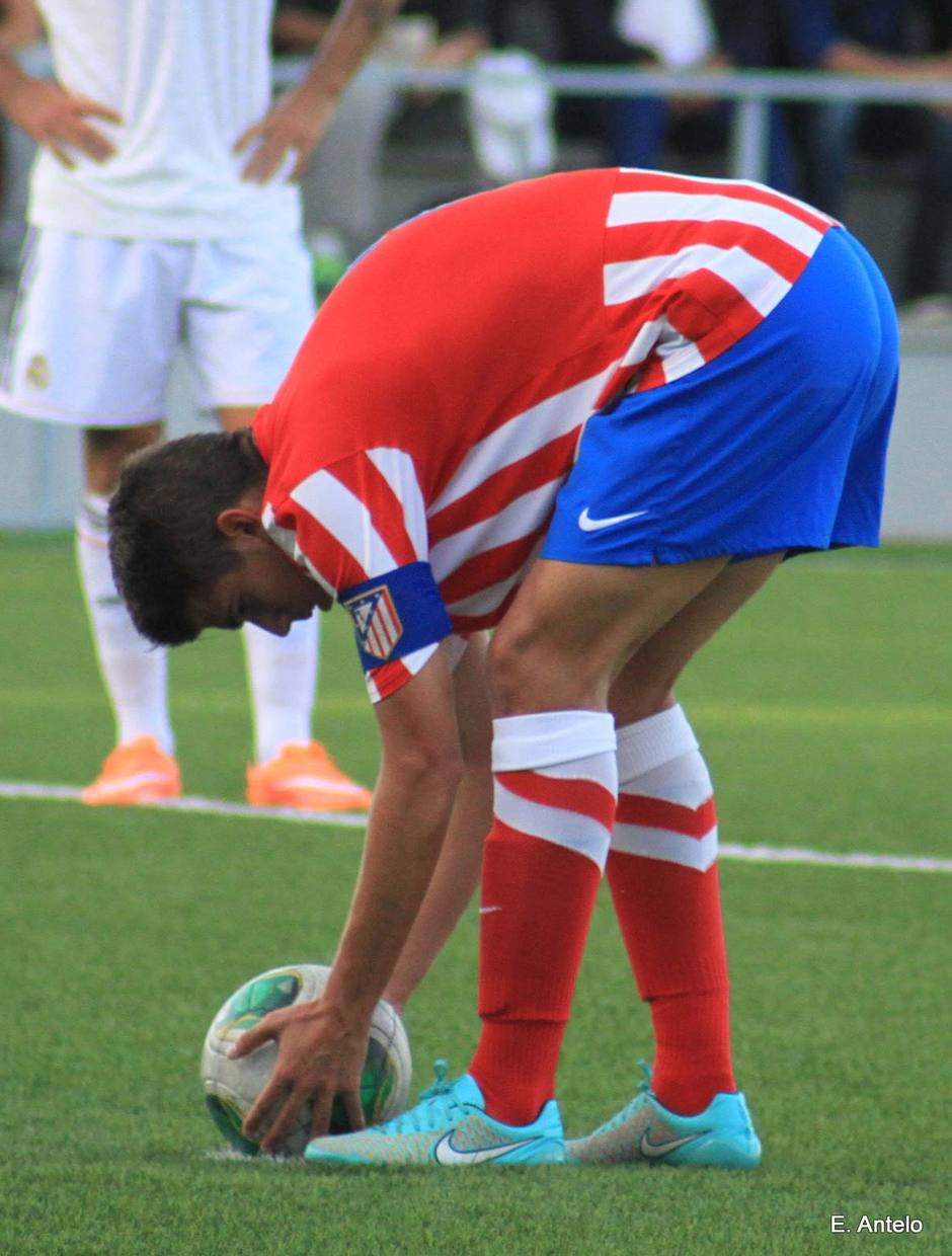 Andrés coloca el balón en el punto de penalti que se convirtió en el 1-1 contra el Real Madrid