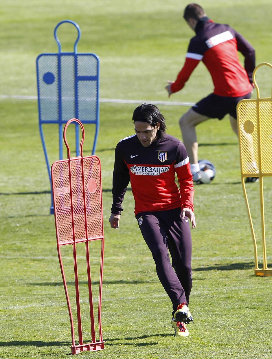 Liga 2012-13. Falcao se entrena antes del partido ante el Espanyol en Majadahonda