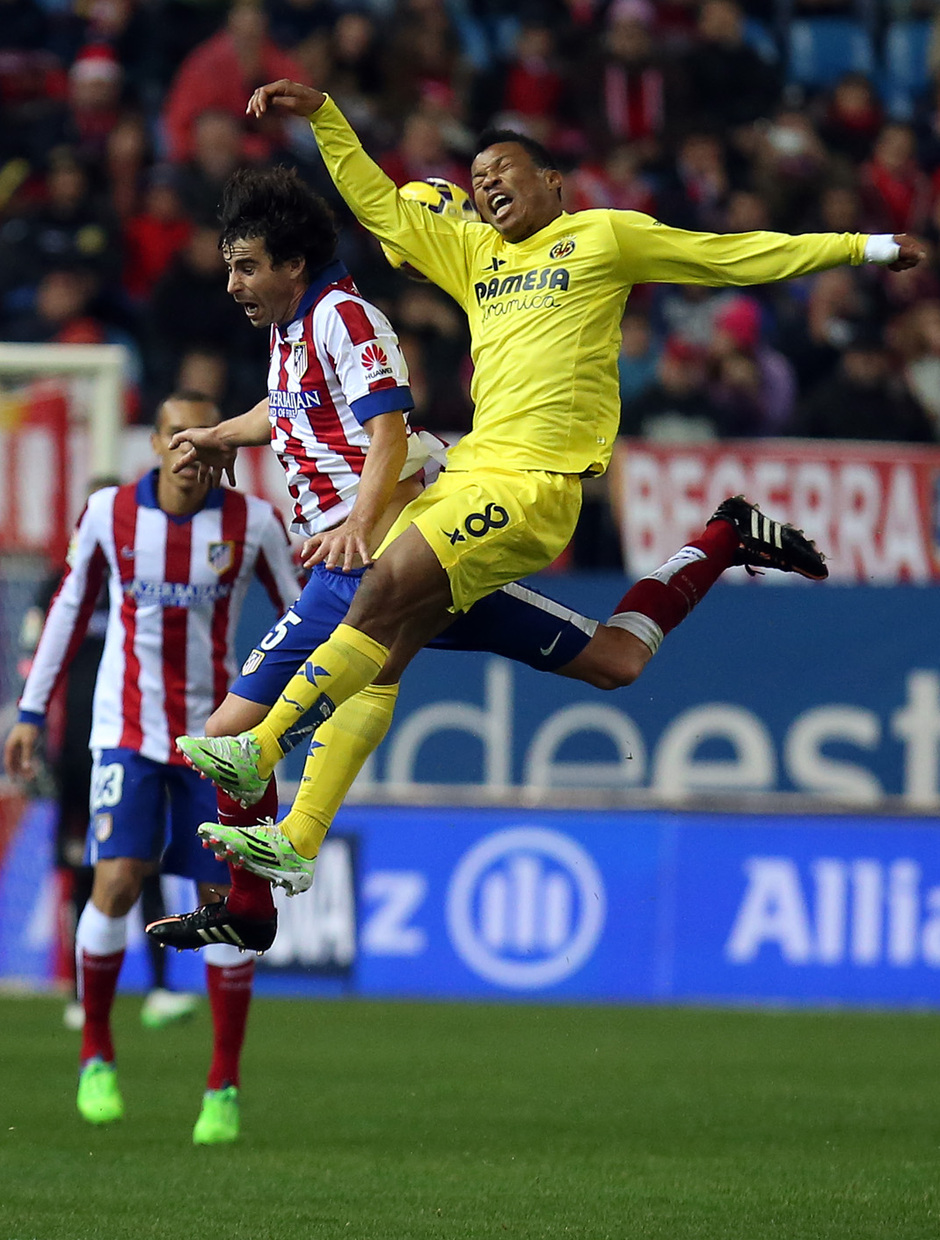 Temporada 14-15. Jornada 15. Atlético de Madrid - Villarreal. Tiago pugna un balón aéreo con Uche.