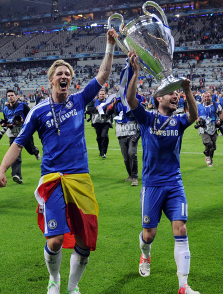 Fernando Torres celebra con Mata el título de la Champions League 2012 conquistado con el Chelsea