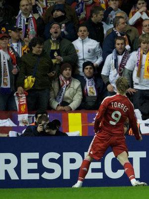 Fernando Torres celebra uno de los goles que sirvieron para eliminar al Real Madrid con el Liverpool en la Champions de 2009