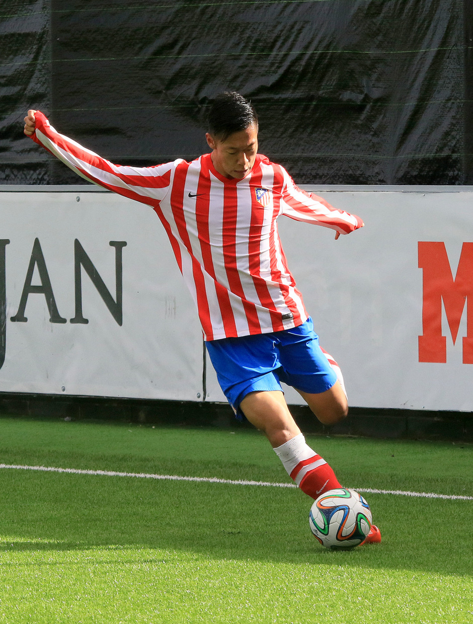 Xu Xin se dispone a centrar en el partido contra el Atlético Pinto