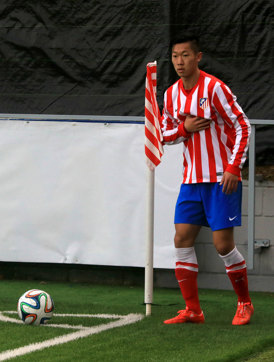 Xu Xin marca jugada en el lanzamiento de un saque de esquina ante el Atlético Pinto