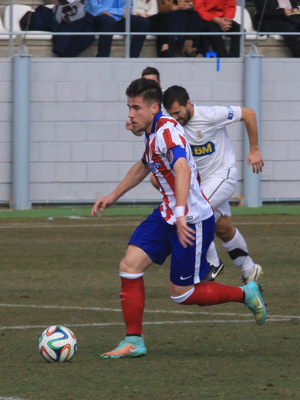Aquino conduce el esférico en un ataque del Atlético B frente al Real Unión