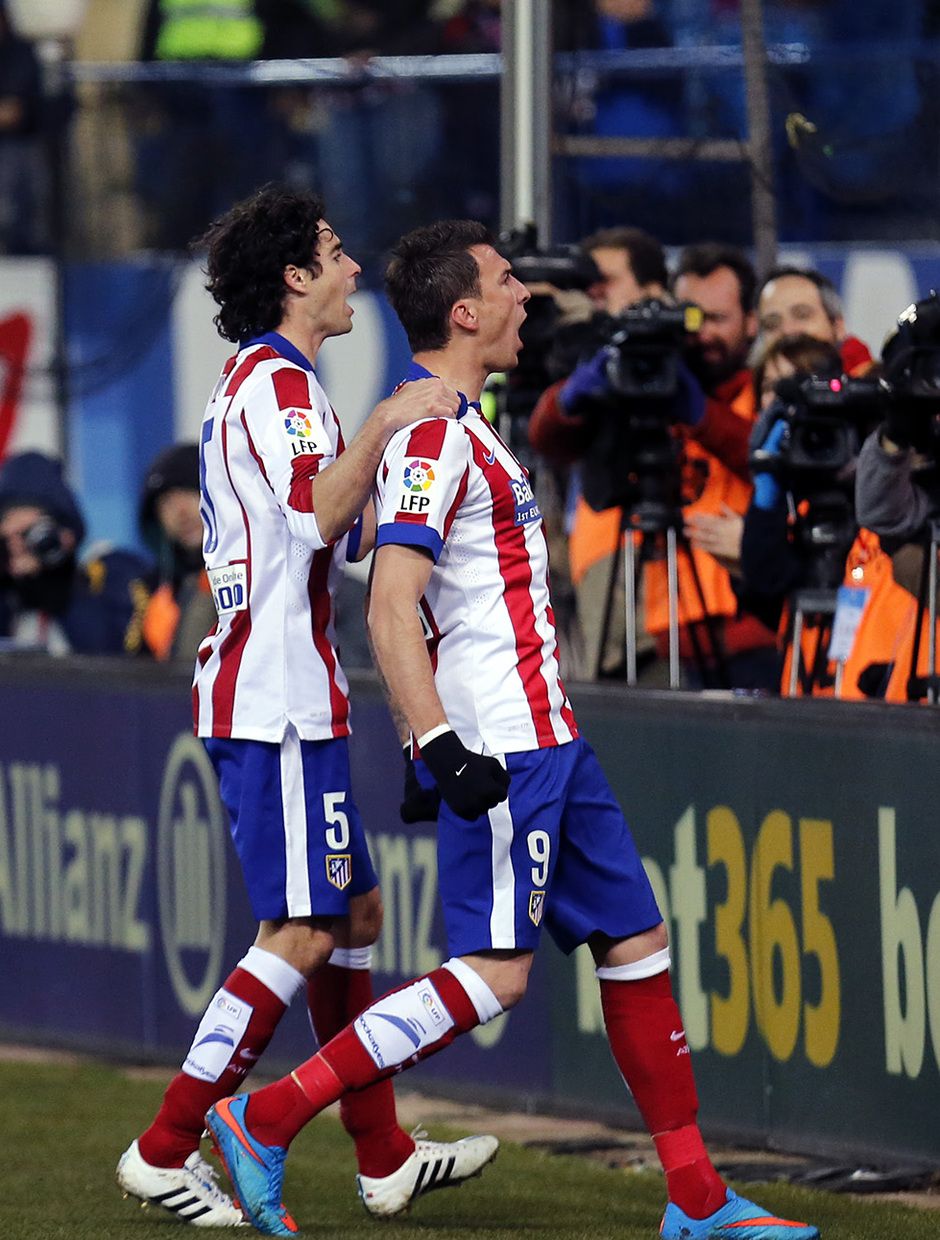 Temporada 14-15. Jornada 24. Atlético de Madrid - Almería. Mandzukic y Tiago celebran el gol del croata.