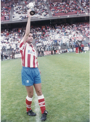 Manolo ofrece al público el Trofeo Pichichi de la temporada 90-91