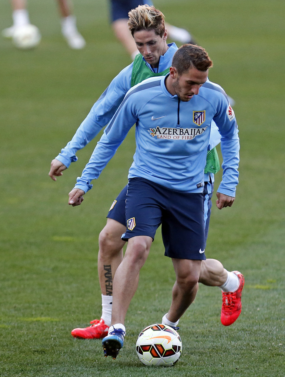 temporada 14/15. Entrenamiento en el estadio Vicente Calderón. Torres y Koke luchando un balón durante el entrenamiento