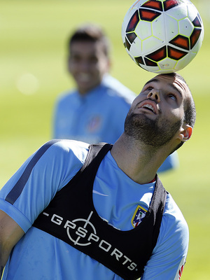 temporada 14/15. Entrenamiento en la ciudad deportiva de Majadahonda. Mario Suárez controlando un balón  durante el entrenamiento