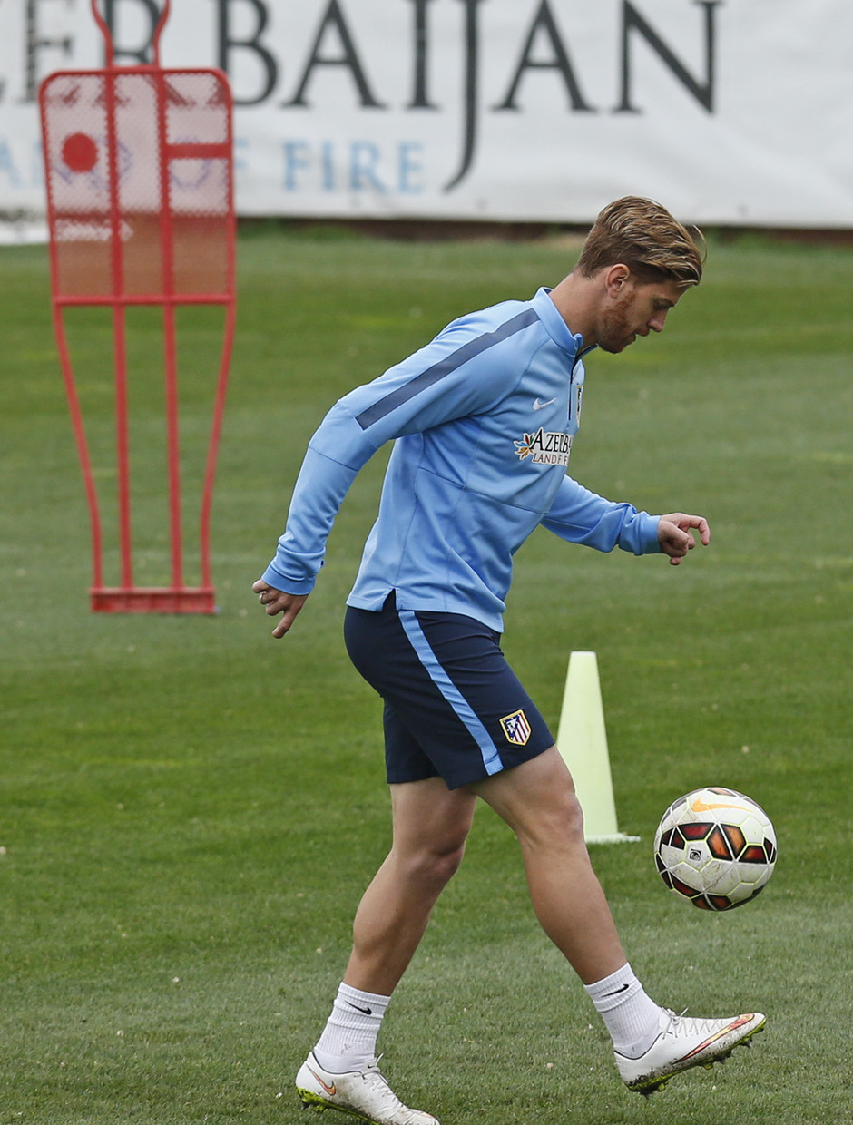 temporada 14/15. Entrenamiento en la ciudad deportiva de Majadahonda. Ansaldi controlando un balón durante el entrenamiento