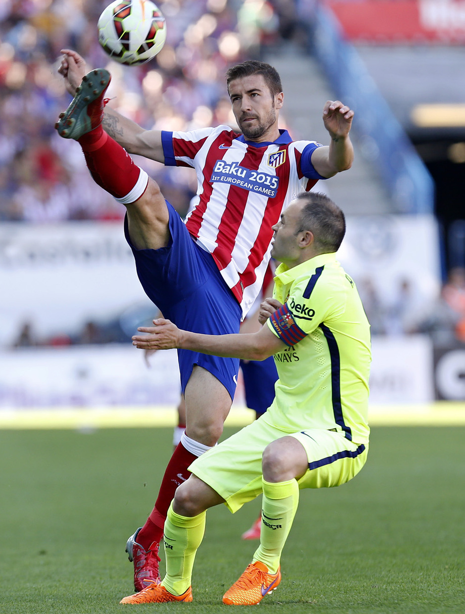 Temporada 14-15. Jornada 37. Atlético de Madrid - FC Barcelona. Gabi pelea por alcanzar un balón ante la presencia de Iniesta. Foto: A.G.