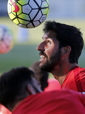 temporada 15/16. Entrenamiento en la ciudad deportiva de Majadahonda. Raúl García realizando ejercicios físicos durante el entrenamiento