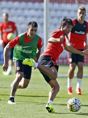 temporada 15/16. Entrenamiento en la ciudad deportiva de Majadahonda. Óliver controlando un balón durante el entrenamiento