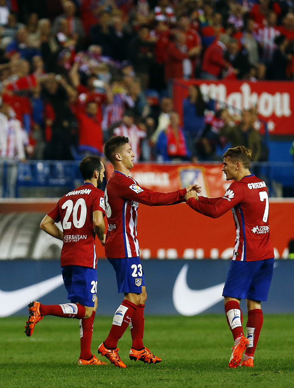 temporada 15/16. Partido Atlético de madrid Real madrid. Vietto y Griezmann celebrando durante el partido
