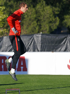 temporada 15/16. Entrenamiento en la ciudad deportiva de Majadahonda. Oblak realizando ejercicios con balón durante el entrenamiento