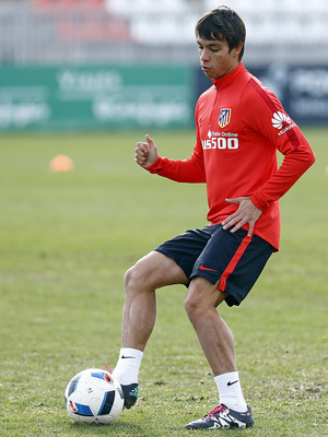 temporada 15/16. Entrenamiento en la ciudad deportiva de Majadahonda. Óliver controlando un balón durante el entrenamiento
