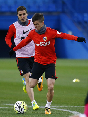temporada 15/16. Entrenamiento en el Estadio Vicente Calderón. Vietto y Gabi luchando un balón durante el entrenamiento