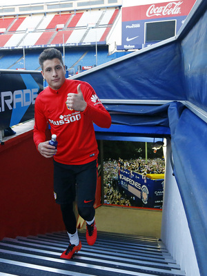 temporada 15/16. Entrenamiento en el Estadio Vicente Calderón. Giménez saltando al campo