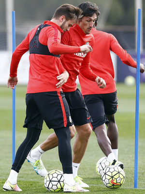 temporada 15/16. Entrenamiento en la ciudad deportiva de Majadahonda. Jugadores realizando ejercicios con balón durante el entrenamiento