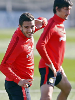 temporada 15/16. Entrenamiento en la ciudad deportiva de Majadahonda. Koke y Monsalve realizando ejercicios durante el entrenamiento