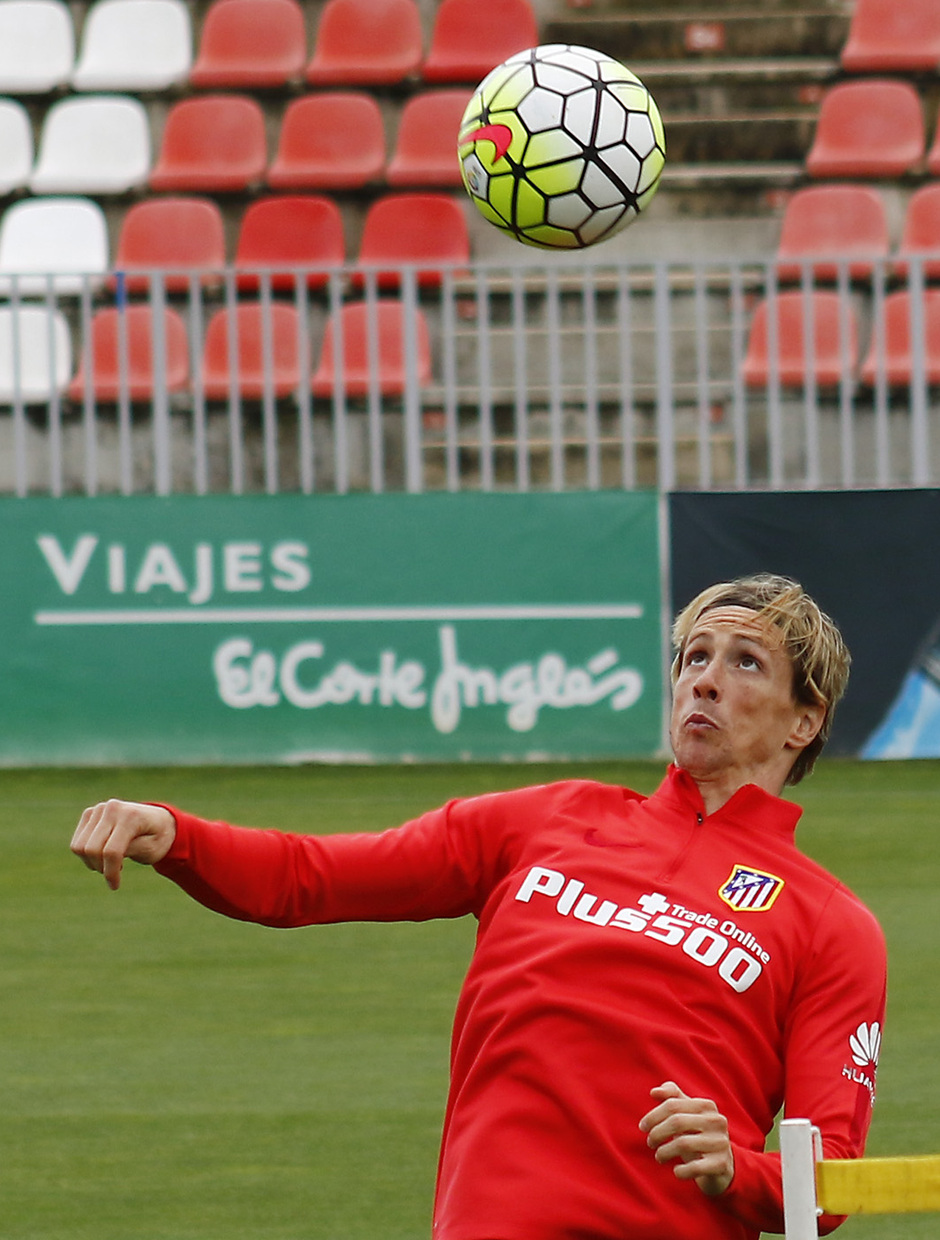 Temporada 15/16. Entrenamiento en la Ciudad Deportiva Wanda Atlético de Madrid. Torres cabecea un balón. (Alberto)
