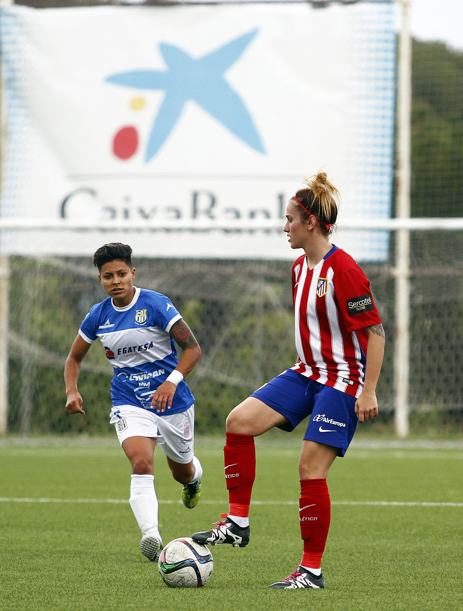 Temporada 2015/2016. Atlético de Madrid Féminas - Granadilla Tenerife. Ángela Sosa controla el balón. 