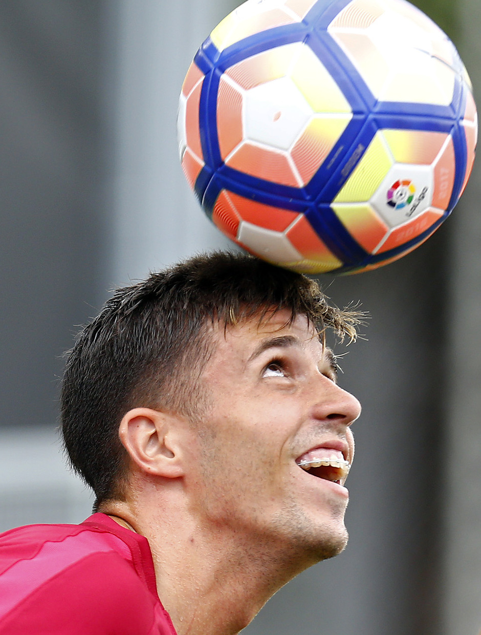 Héctor Hernández controla el balón con la cabeza en uno de los ejercicios