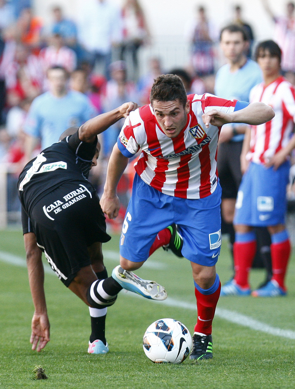 Temporada 12/13. Partido Atlético de Madrid Granada.Koke luchando un balón
