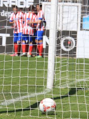El Atlético B celebra el gol de Ndoye al Fuenlabrada, que suponía el 3-0