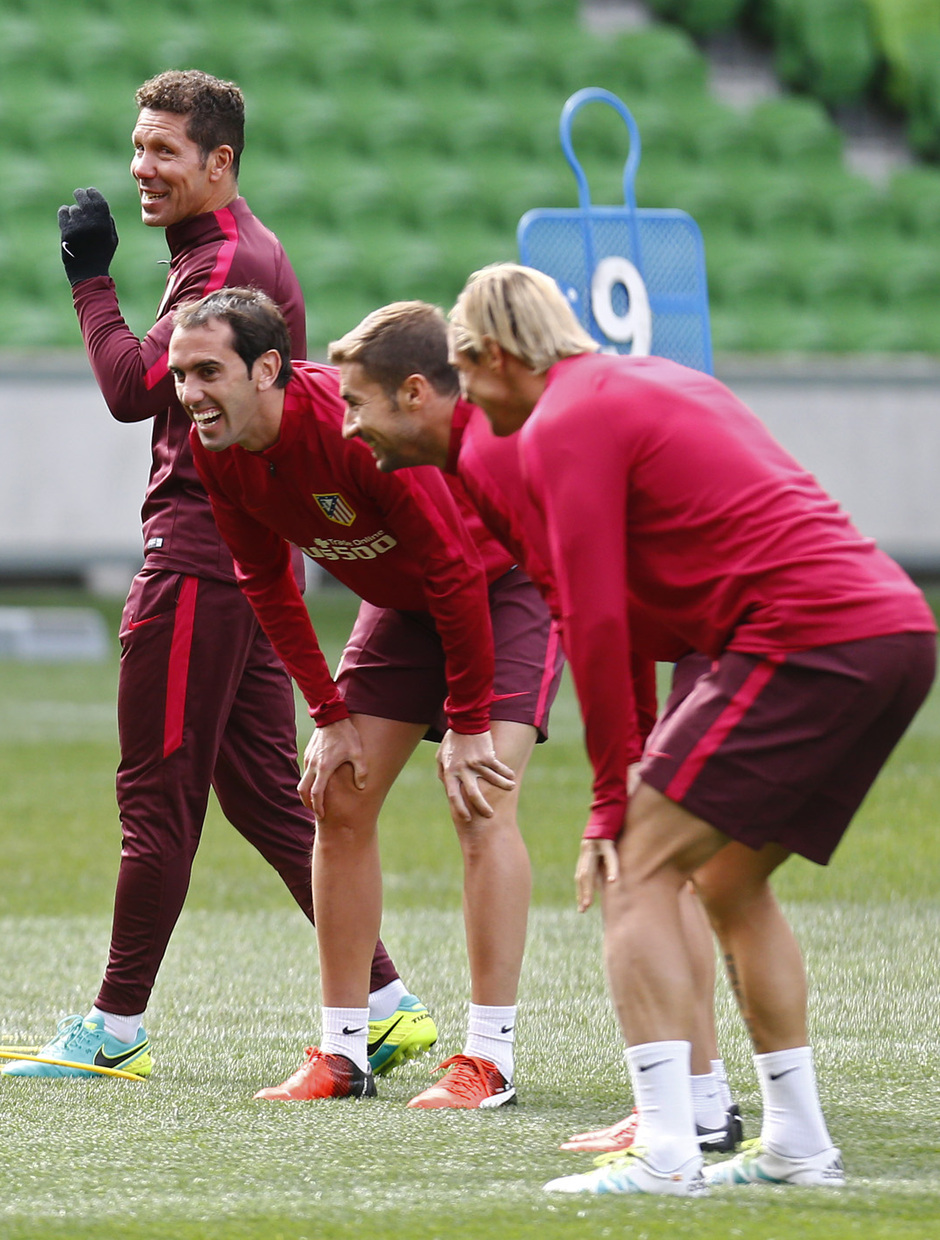 Gabi, Godín y Torres bromean en el entrenamiento en Melbourne
