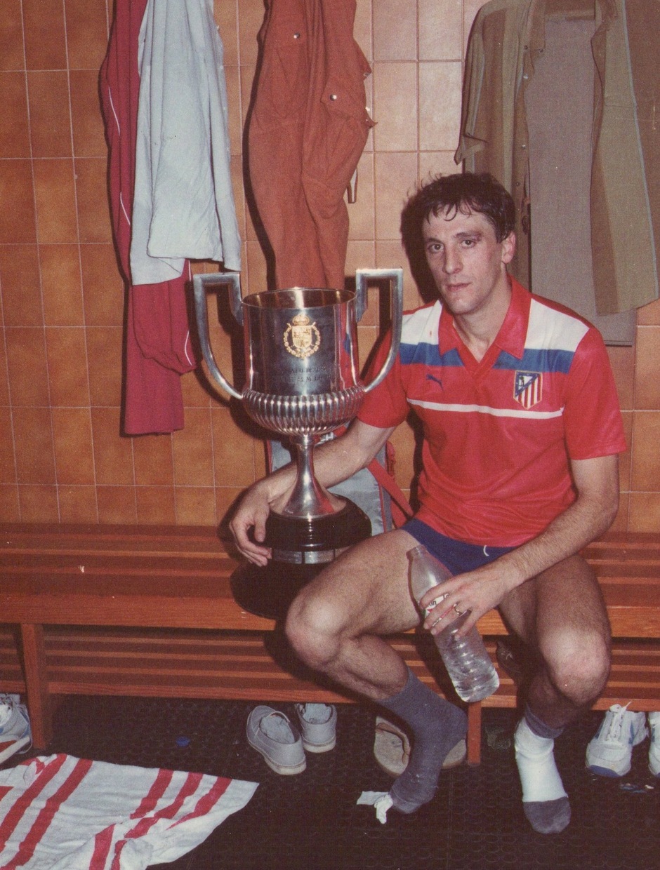 Ruiz, capitán rojiblanco, posa con la Copa del Rey de 1985 en el vestuario del Santiago Bernabéu